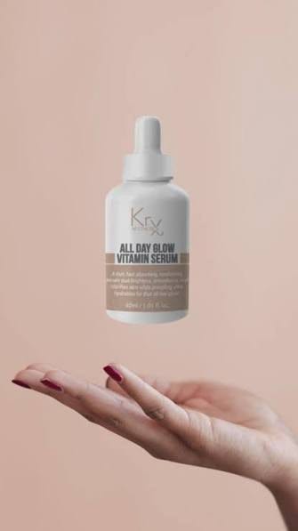 KRX Ha+Vit C Serum All Day Glow 2 Het hydrateert en verbetert de huidskleur om een vlekkeloze gladde en goed uitziende huid te krijgen